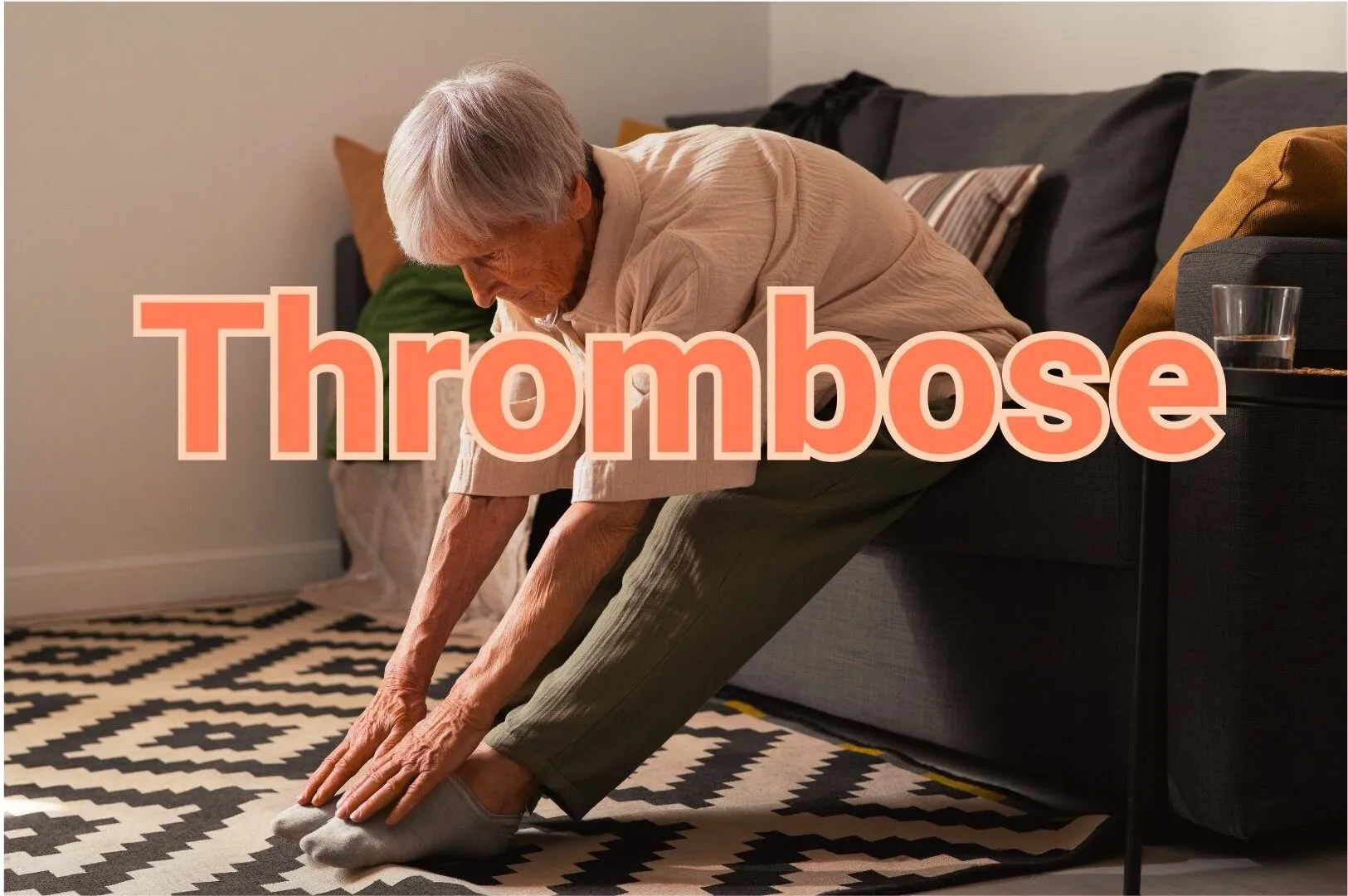 vieillie dame qui s'étire pour la thrombose