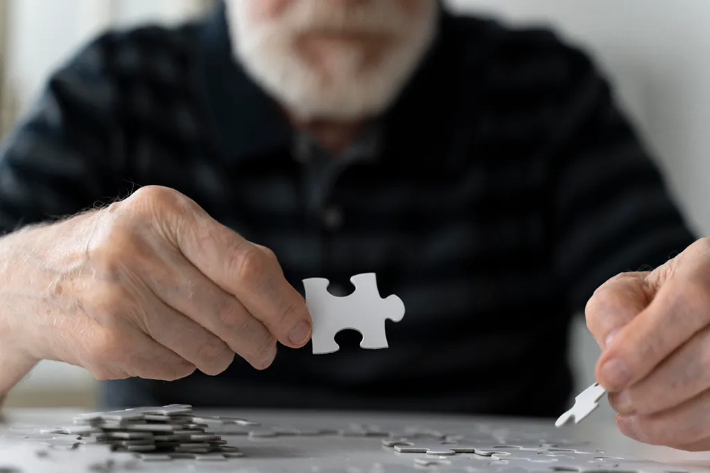 elderly-man-confronting-alzheimer-disease-1.jpg